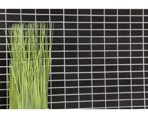 Schwarze Mosaikfliesen mit Dekogras