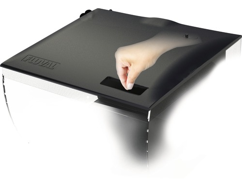 Fluval Aquarienabdeckung mit Hand, die eine Öffnung nutzt