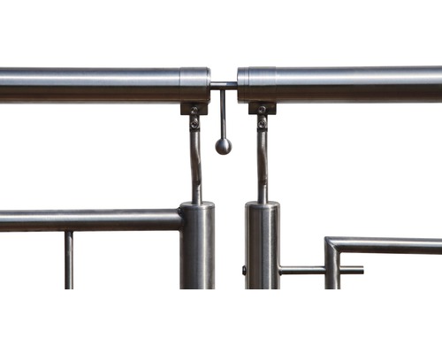 Vue détaillée d''une balustrade en acier inoxydable avec mécanisme de fermeture