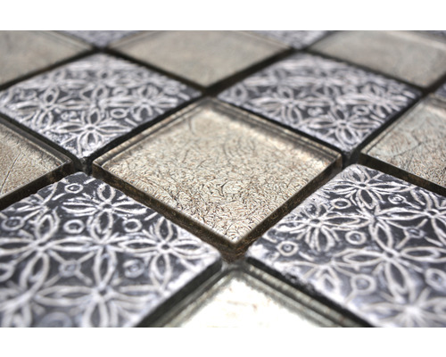 Gros plan de carreaux de mosaïque avec motif floral et surface en verre