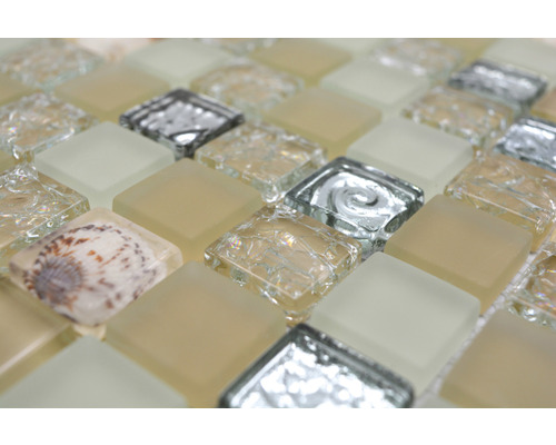 Mosaïque avec éléments en verre et coquillages