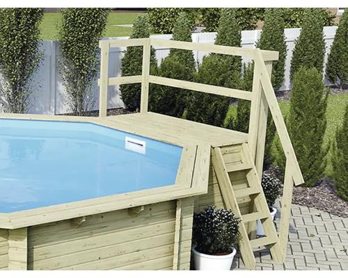 Piscine hors-sol en bois avec échelle et main courante dans le jardin