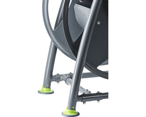 Detailansicht einer Schlauchbox mit Metallrahmen und Kunststofffuß