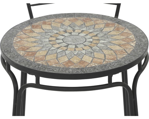 Vue détaillée d''une table d''appoint avec plateau en mosaïque et cadre en métal pour le jardin.