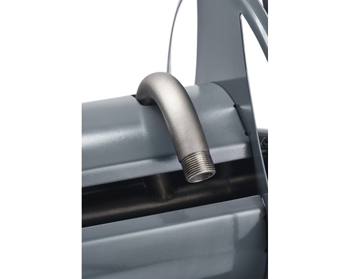 Detailaufnahme eines Heizgeräts mit Anschlussstutzen