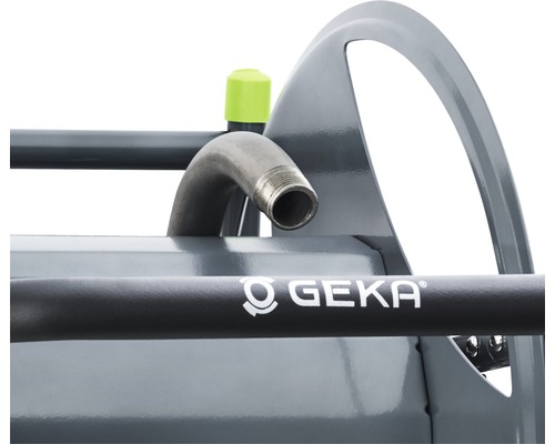 Détail du chariot de tuyau d''arrosage avec le logo GEKA