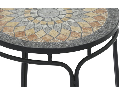 Gros plan sur une table en mosaïque avec structure en métal