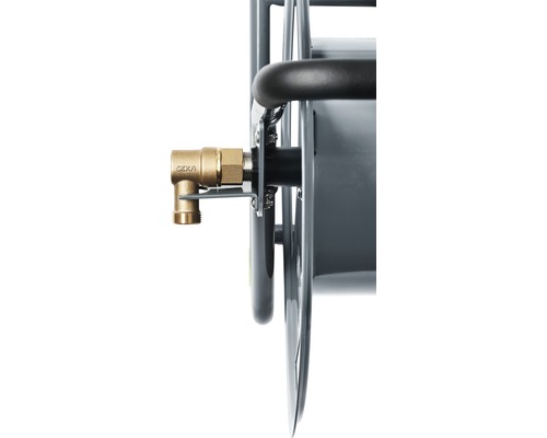 Vue détaillée d''un dévidoir avec raccord en laiton