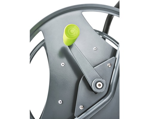 Vue détaillée d''un enrouleur de tuyau avec manivelle