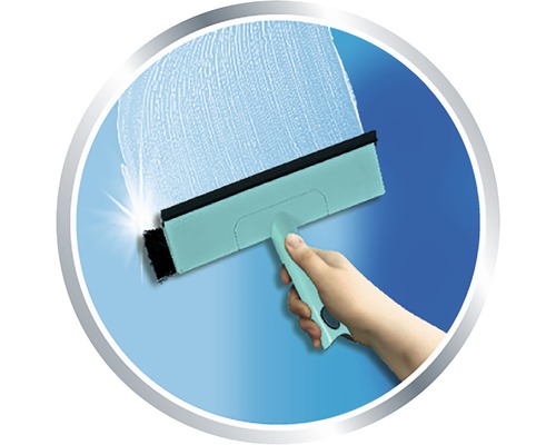 Fensterwischer mit Hand beim Reinigen einer Glasoberfläche