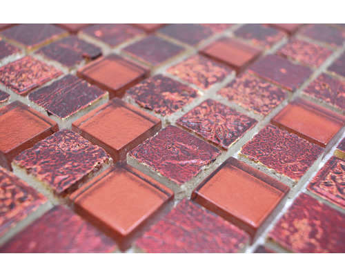 Gros plan de carreaux de mosaïque de verre rouges pour mur et sol