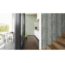 Vue d''intérieur avec papier peint imitation bois et escalier