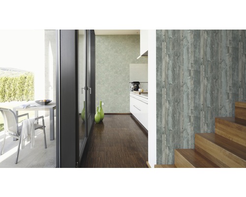 Vue d''intérieur avec papier peint imitation bois et escalier