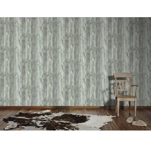 Pièce à vivre avec papier peint imitation bois, chaise et tapis