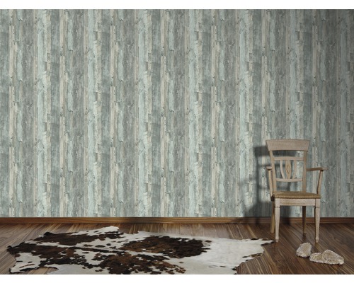 Pièce à vivre avec papier peint imitation bois, chaise et tapis