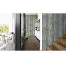 Intérieur avec papier peint aspect bois, combiné à une cuisine moderne et un espace terrasse.