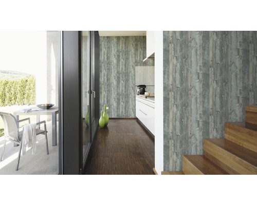 Intérieur avec papier peint aspect bois, combiné à une cuisine moderne et un espace terrasse.