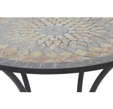 Vue détaillée d''une table de jardin avec motif de mosaïque