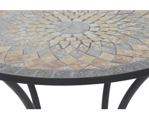 Vue détaillée d''une table de jardin avec motif de mosaïque