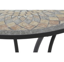 Vue détaillée d''une table de jardin avec plateau en mosaïque et structure en métal