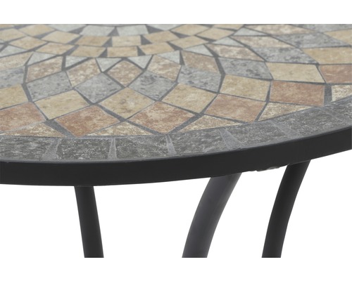 Vue détaillée d''une table de jardin avec plateau en mosaïque et structure en métal
