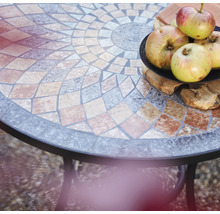 Table de jardin avec motif de mosaïque et décoration de pommes