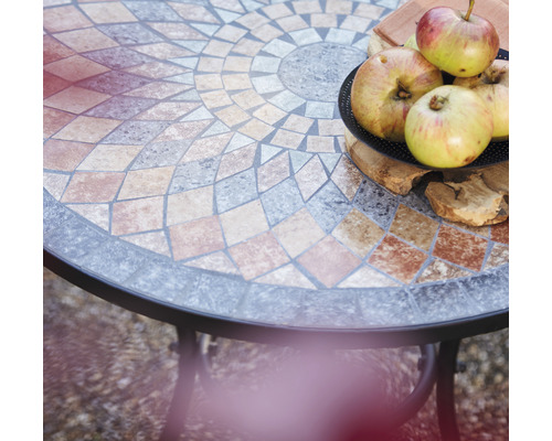 Table de jardin avec motif de mosaïque et décoration de pommes