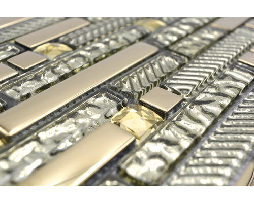 Vue détaillée de la mosaïque en verre et métal