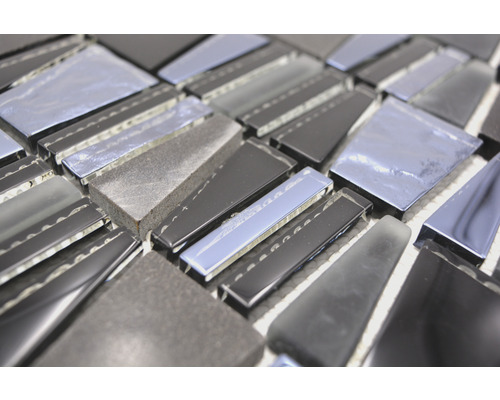 Nahaufnahme von Mosaikfliesen aus Stein und Glas