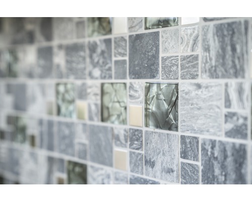 Mur de carreaux de mosaïque avec des carreaux carrés à l''aspect marbre et en verre