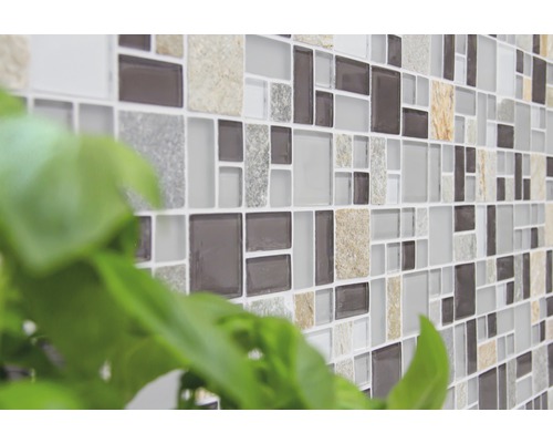 Gros plan d''un mur avec des carreaux de mosaïque en verre et en pierre