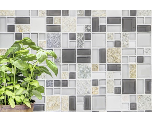 Mur de carreaux de mosaïque avec plante de basilic