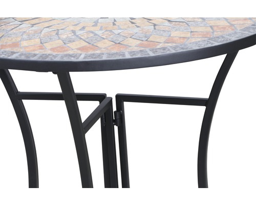 Vue détaillée d''une table de jardin avec plateau en mosaïque et cadre en métal.