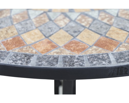 Vue détaillée d''une table de jardin avec motif mosaïque