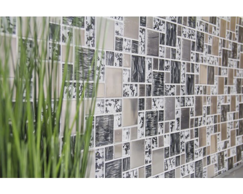 Mur avec carreaux de mosaïque carrés et décoration végétale