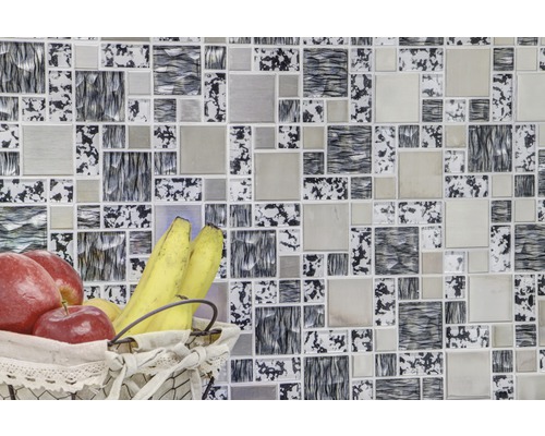 Carreaux muraux avec différents motifs servant de fond à un panier de fruits