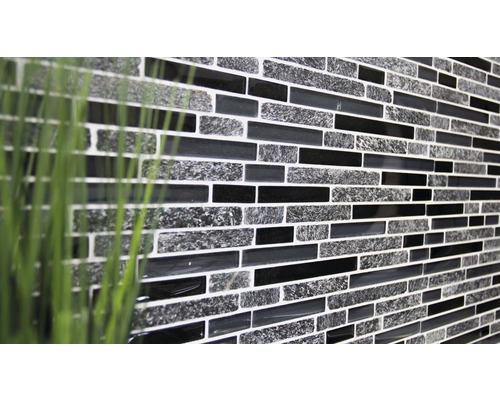 Mosaïque avec des pierres rectangulaires de différentes textures et couleurs.