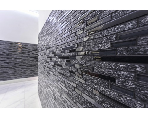 Décoration murale avec des carreaux de mosaïque dans un intérieur.