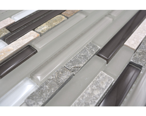 Nahaufnahme von Mosaikfliesen aus Glas und Stein