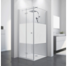 Cabine de douche avec verre partiellement satiné et robinetterie de douche dans la salle de bain