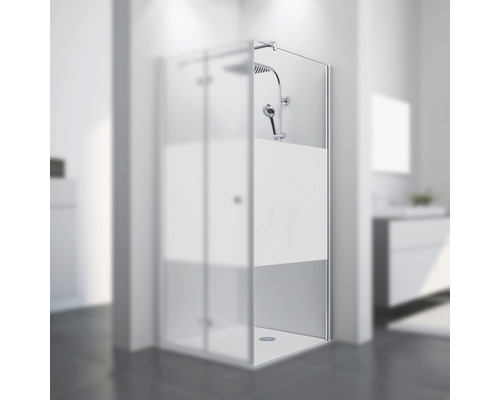 Cabine de douche avec verre partiellement satiné et robinetterie de douche dans la salle de bain