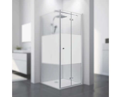 Cabine de douche avec verre transparent et intimité partielle dans une salle de bain.