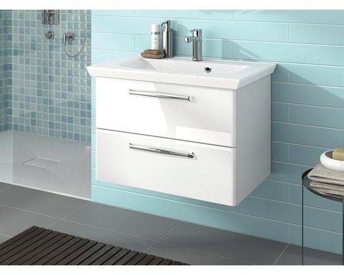 Badezimmer mit Waschbeckenunterschrank, zwei Schubladen und Armatur