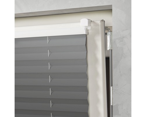 Store plissé SOLUNA avec guidage latéral Thermo occultant sans perçage gris 60x130 cm Gros plan d''un store plissé gris dans un cadre de fenêtre