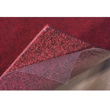 Dalle de moquette rouge avec film protecteur amovible.