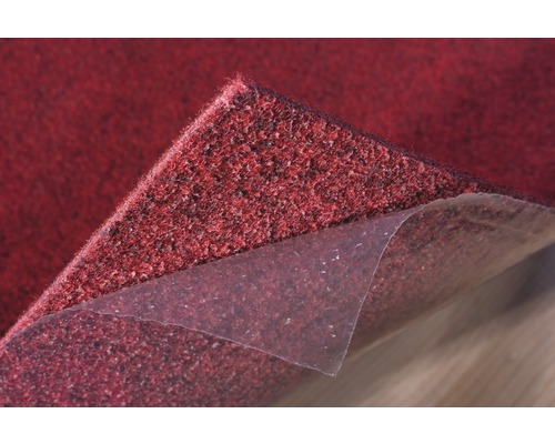 Dalle de moquette rouge avec film protecteur amovible.