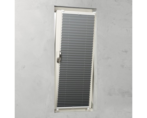 Store plissé gris sur la fenêtre