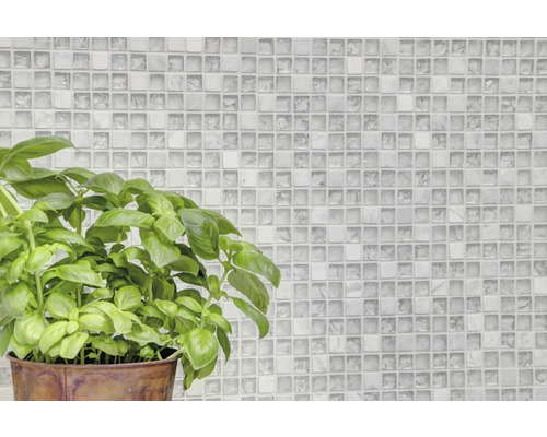 Mosaïque comme revêtement mural avec plante de basilic en pot