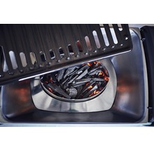 Gril avec charbon de bois et grille