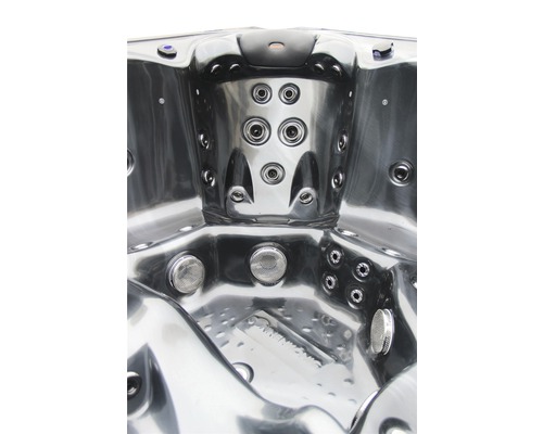 Vue détaillée d''un jacuzzi avec jets et commandes.